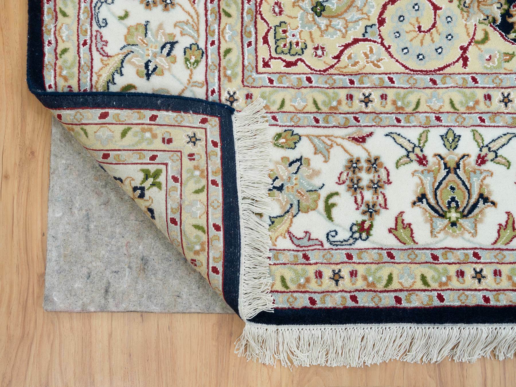 Traditional Rugs LUV587943